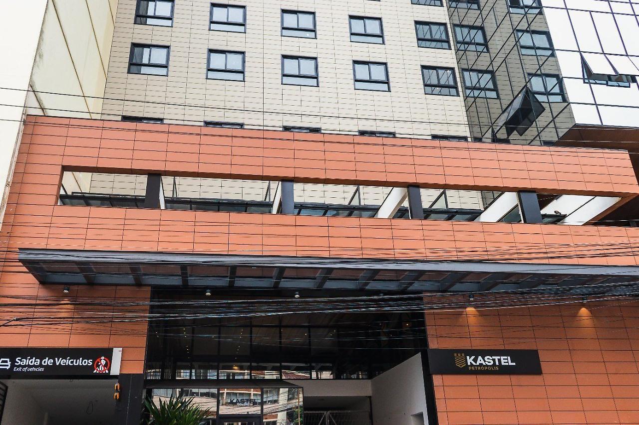 Kastel Petropolis Hotel Bagian luar foto