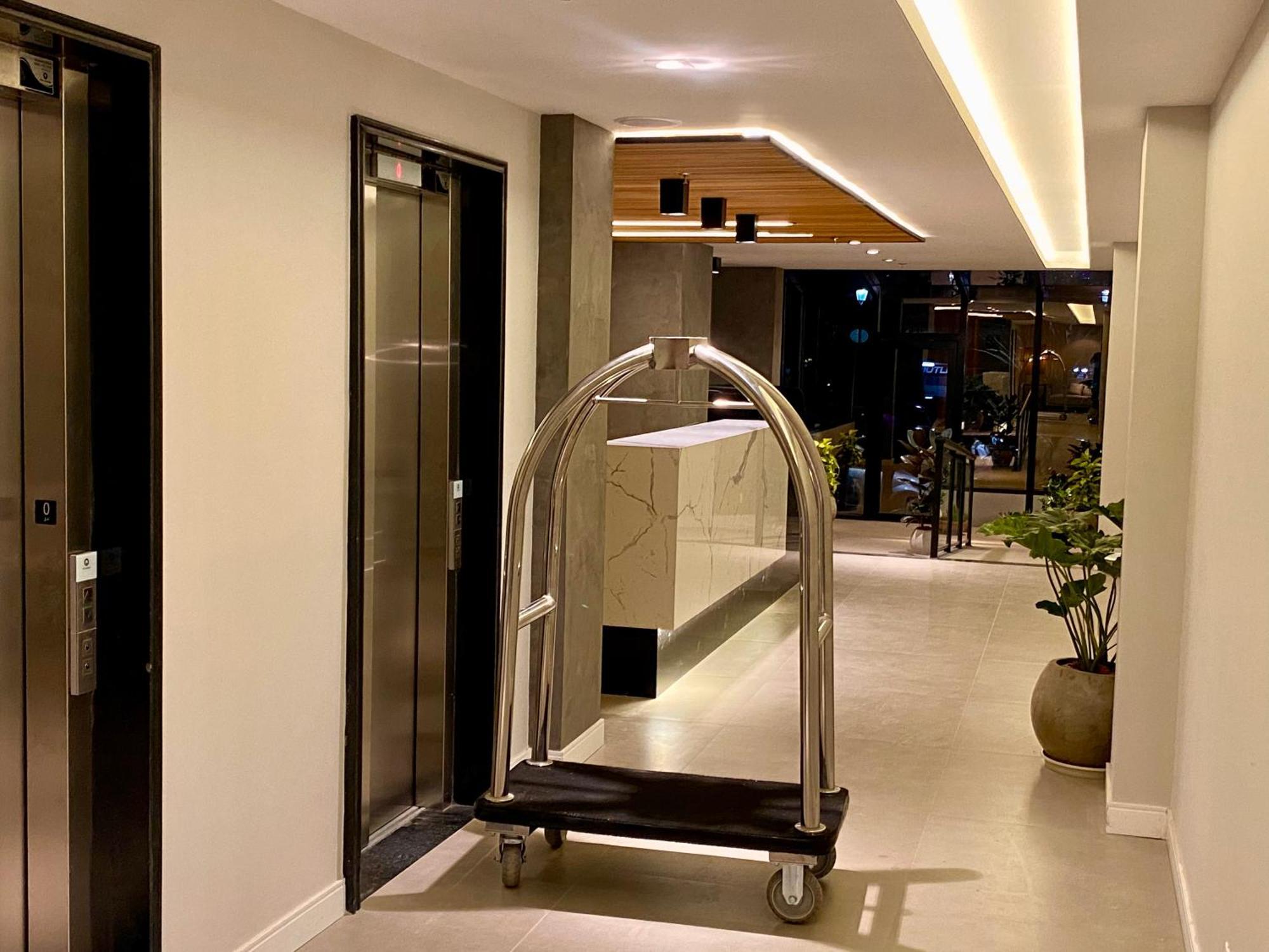Kastel Petropolis Hotel Bagian luar foto
